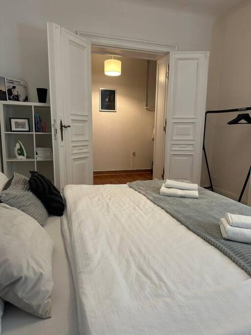 Grosses Apartment Am Kudamm Берлин Экстерьер фото